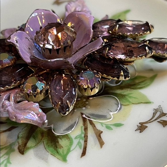 1960’s Iridescent Lavender Enamel & Rhinestone Floral Brooch - Picture 6 of 6